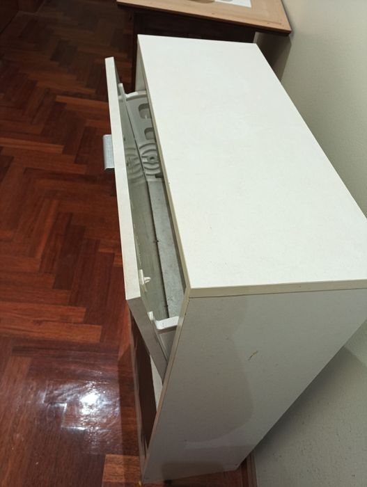 Sapateira usada em bom estado para quarto de jovem colocar sapatos