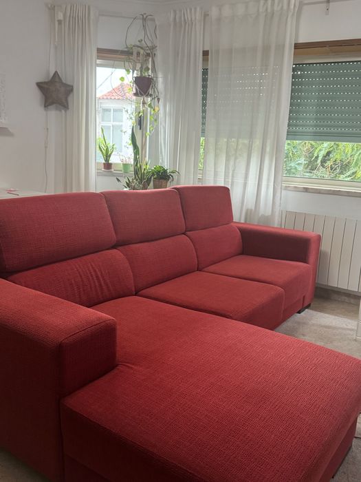 Sofá-cama vermelho com chaise longue
