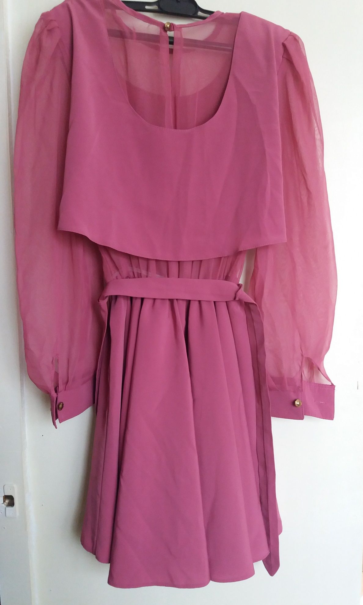 Różowa sukienka z prześwitującym materiałem
