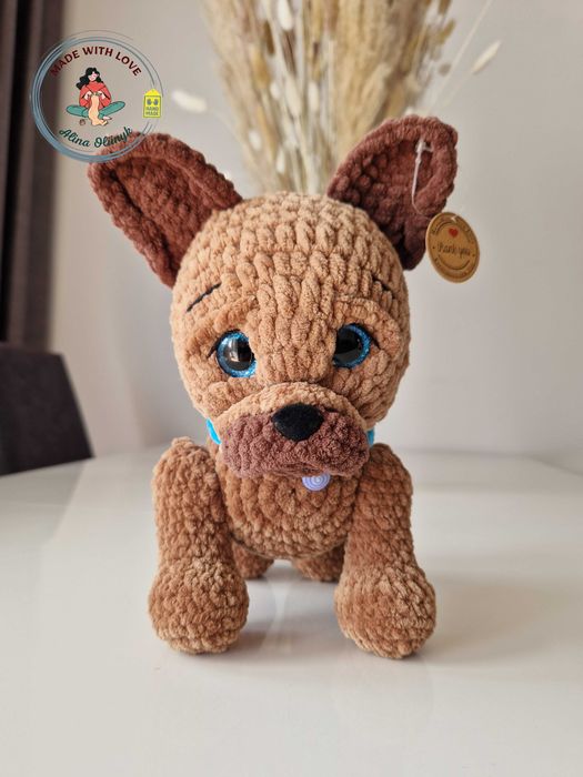 Buldog francuski, maskotka szydełkowa.