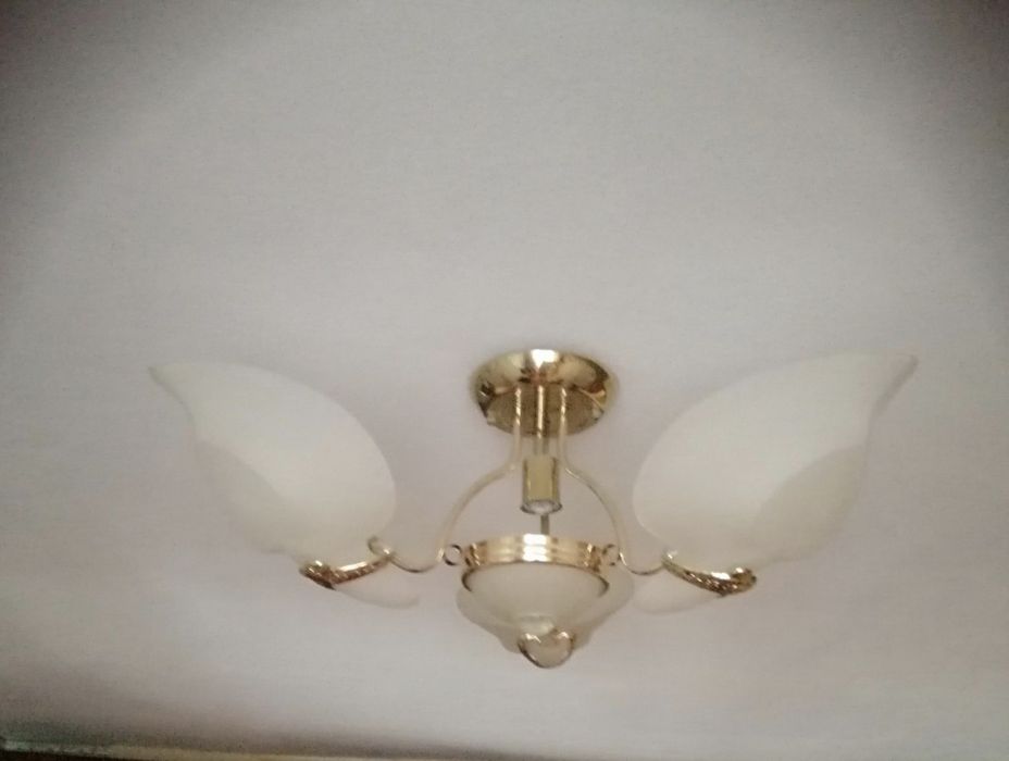 Вишукана люстра на 4 лампочки