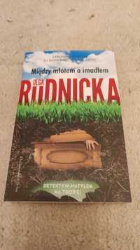 Książka "Między młotem a imadłem" Olga Rudnicka, nowa