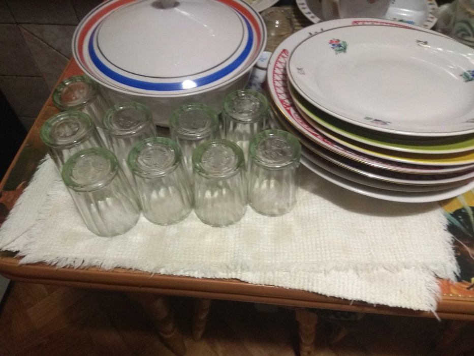 Продам ложки,  вилки  тарелки, хрусталь,  вазы, кастрюли, сервизы итп