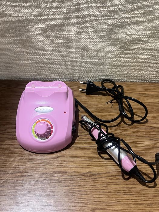 Фрезер та лампа для манікюру рожевого кольору