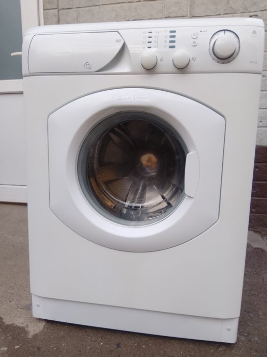 Стиральная машина Ariston AVL105