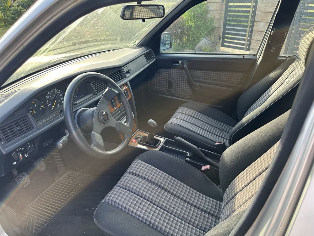 Mercedes W201 190E Bez rdzy!! Super Baza Na Projekt!!