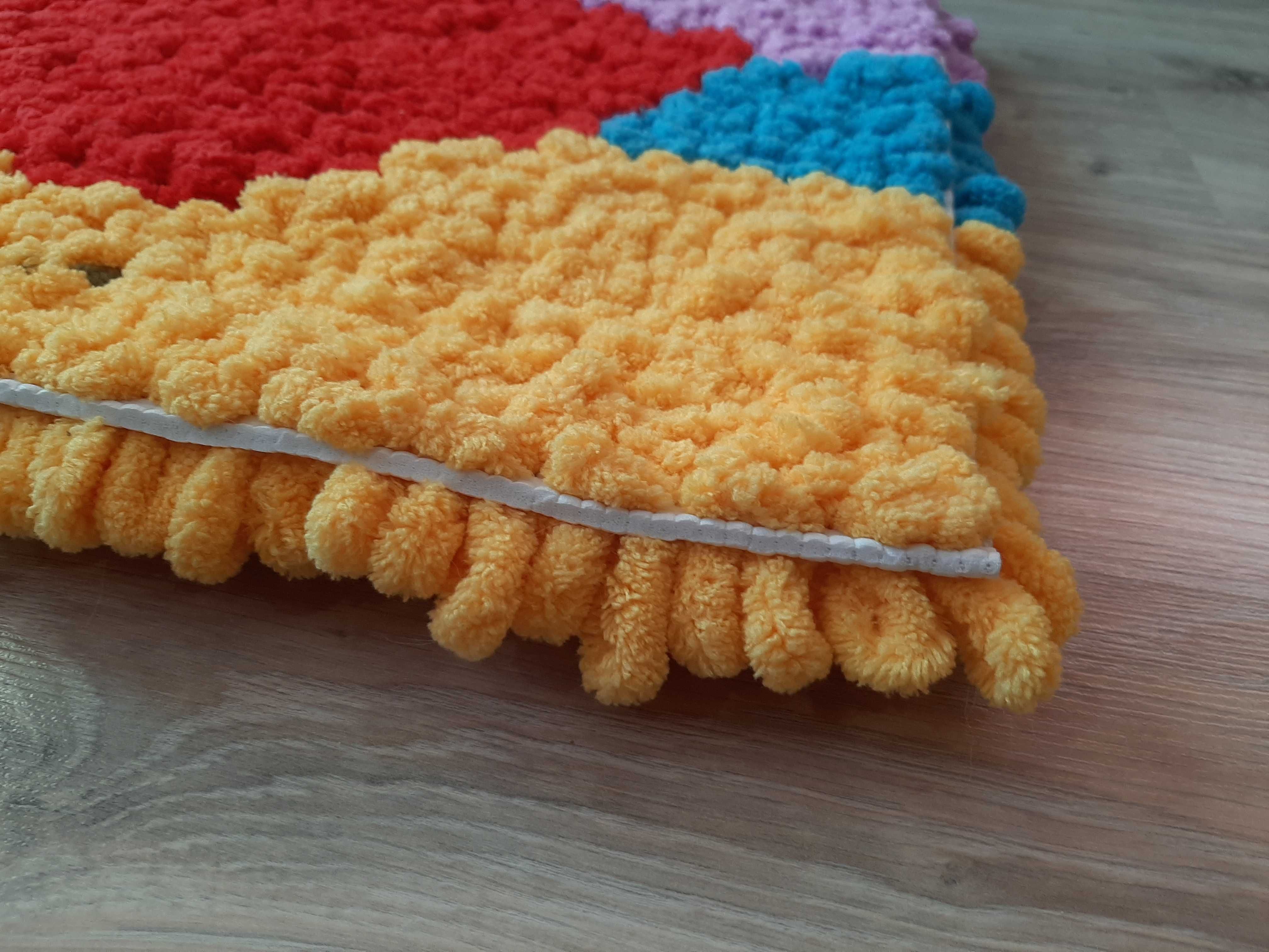 Kolorowy puchaty dywanik z włóczki handmade