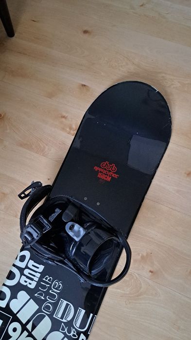 Sprzedam deskę snowboardową w komplecie z butami, kaskiem i goglami.