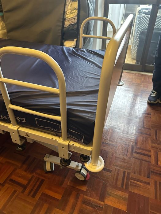 Cama hospitalar eléctrica com comando, 4 barras de proteção e pendural