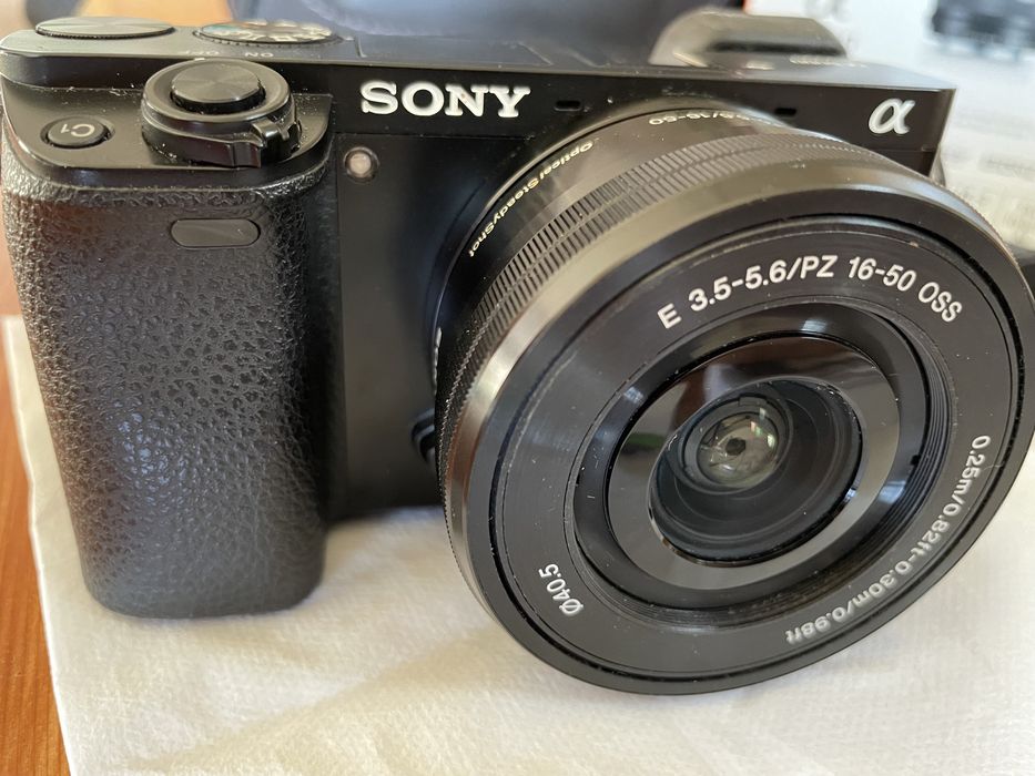 Sony Alpha 6000 z pokrowcem i kartą pamięci