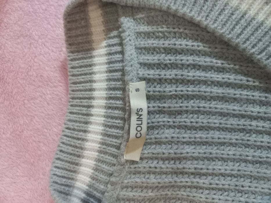 Голубая вязаная жилетка