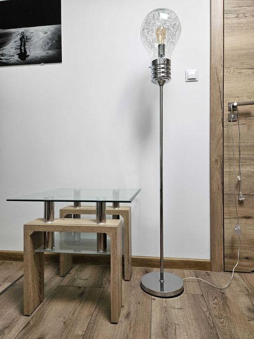 Lampa podłogowa typu "żarówka"