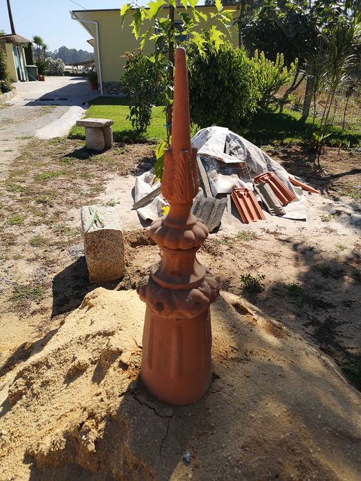 Bicos de enfeite em barro para cume