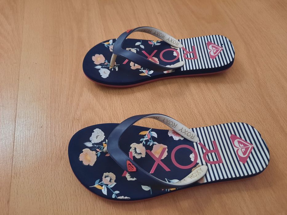 Chinelos da marca Roxo