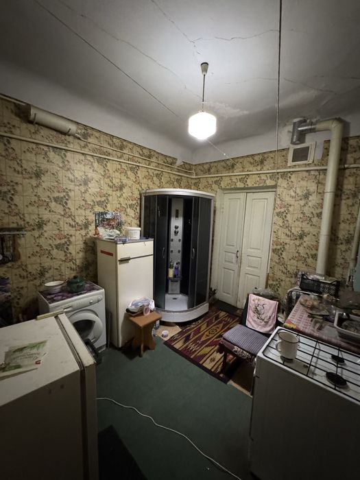 Велика квартира у житловому стані, частково під ремонт.