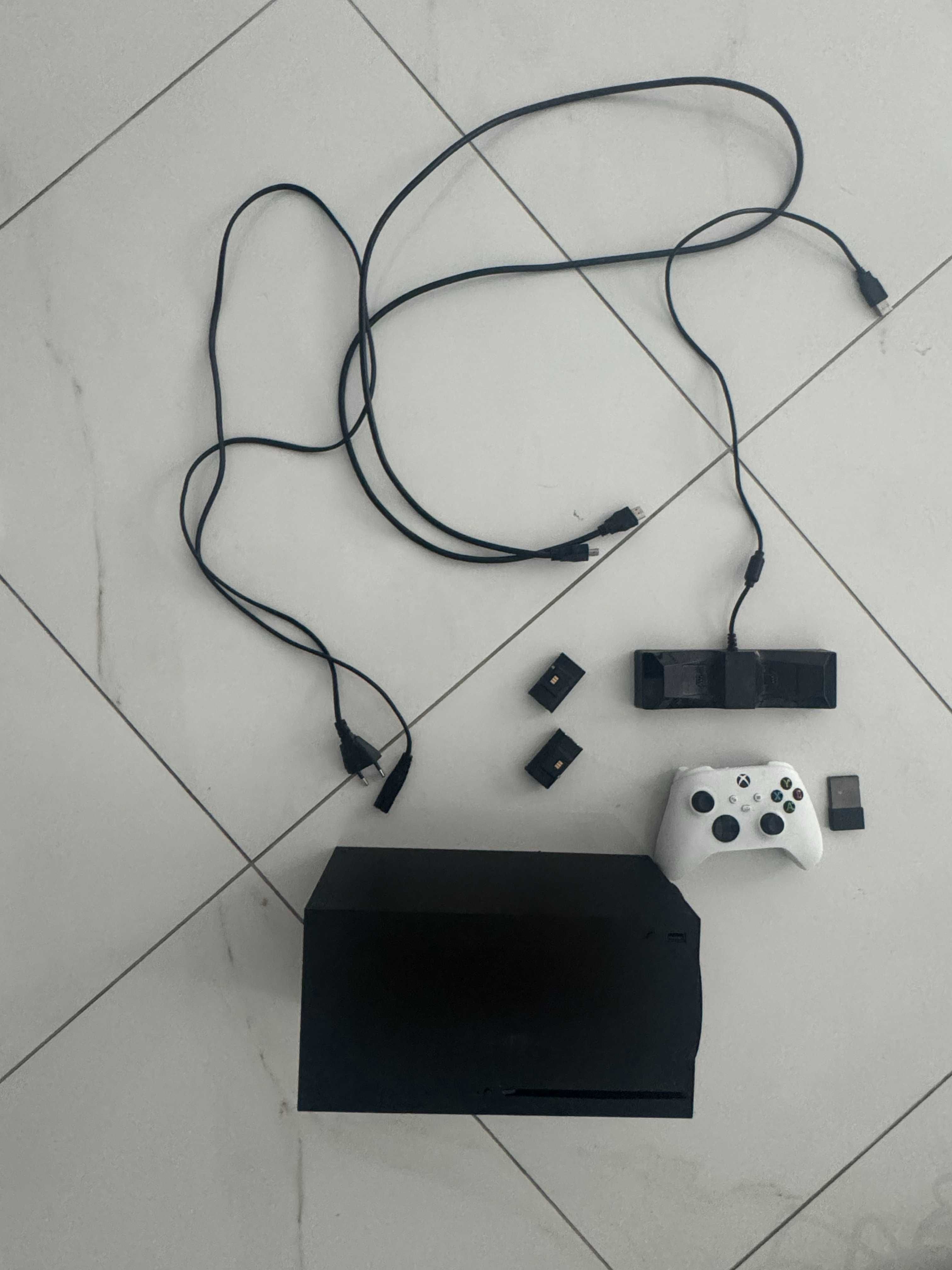 Xbox Series X 1TB + jeden pad + ładowarka do padów  dodatkowy dysk 1TB