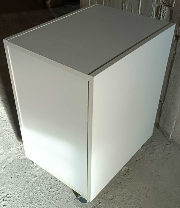 szafka na kółkach z czteroma szufladami