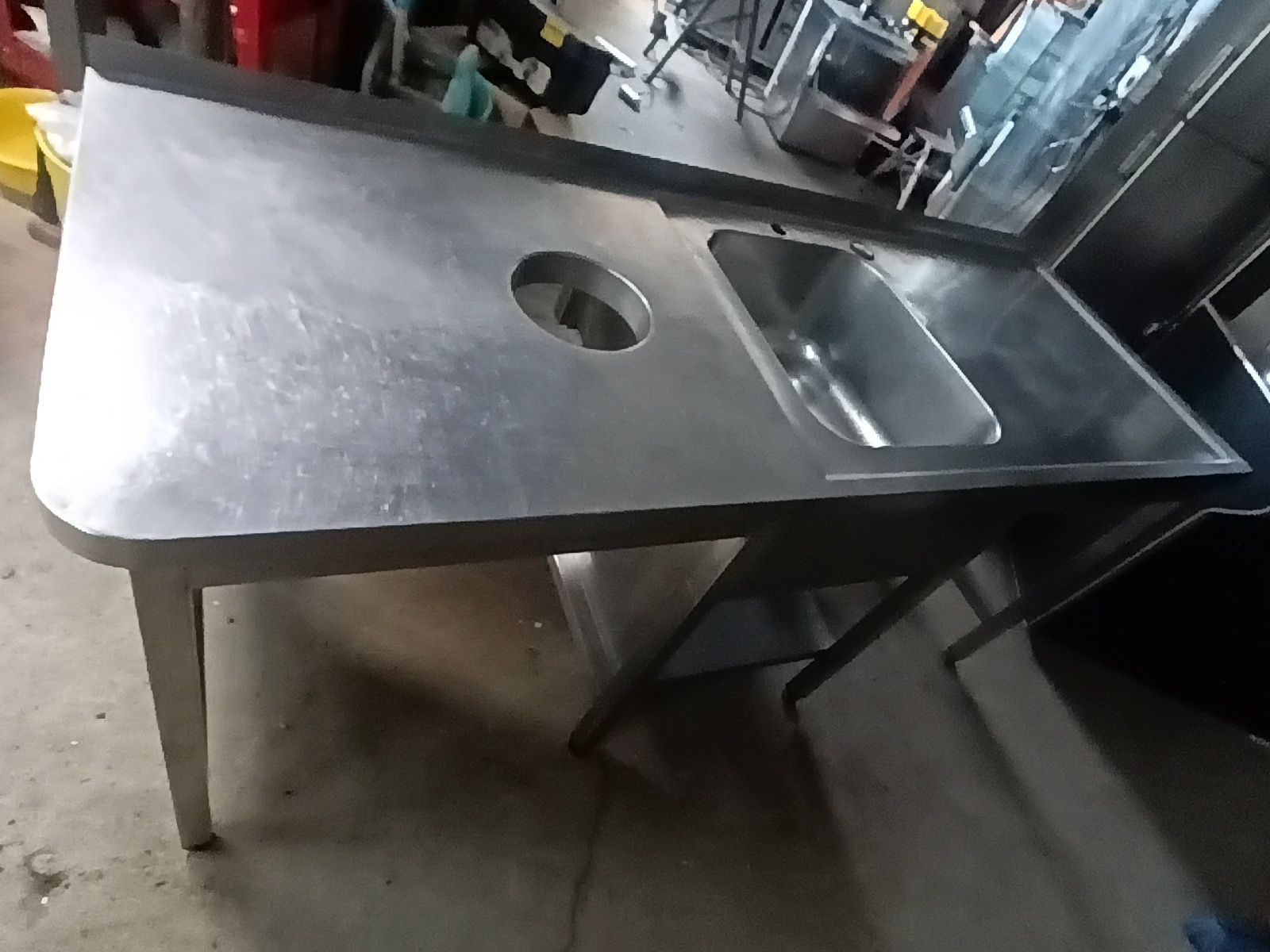 Bancada inox com pio grande e torneira