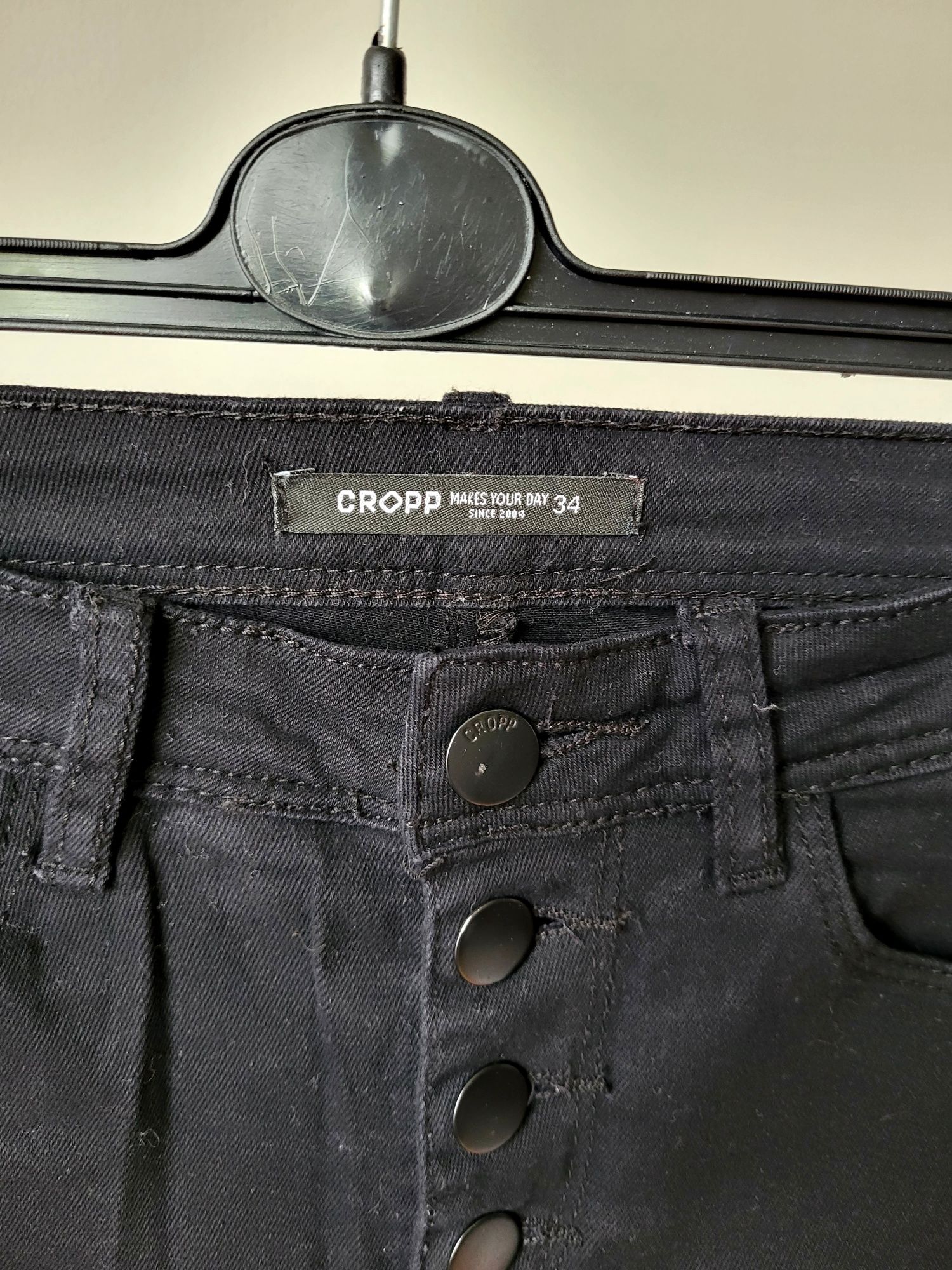 Czarne spodnie jeansowe z guzikami Cropp wysoki stan rozmiar xs