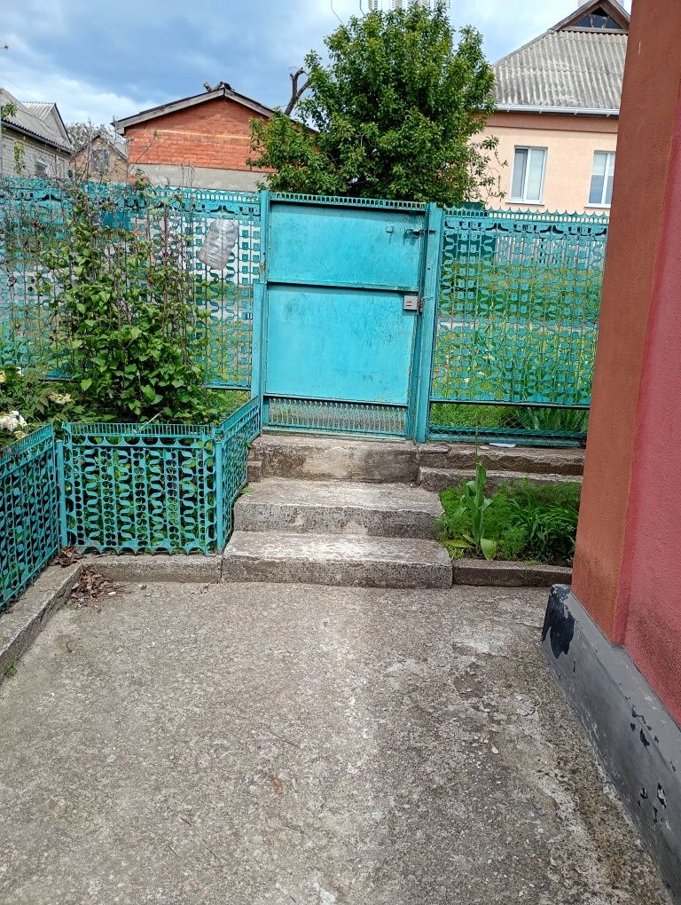 Продається пів будинку