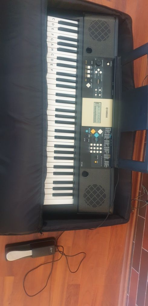 Yamaha + pedał + zasilacz+ stojak synte