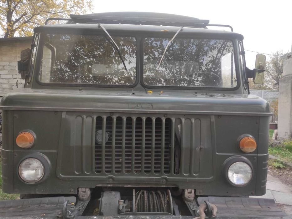 Два ГАЗ-66. Один на повному ходу, другий як донор або для відновлення