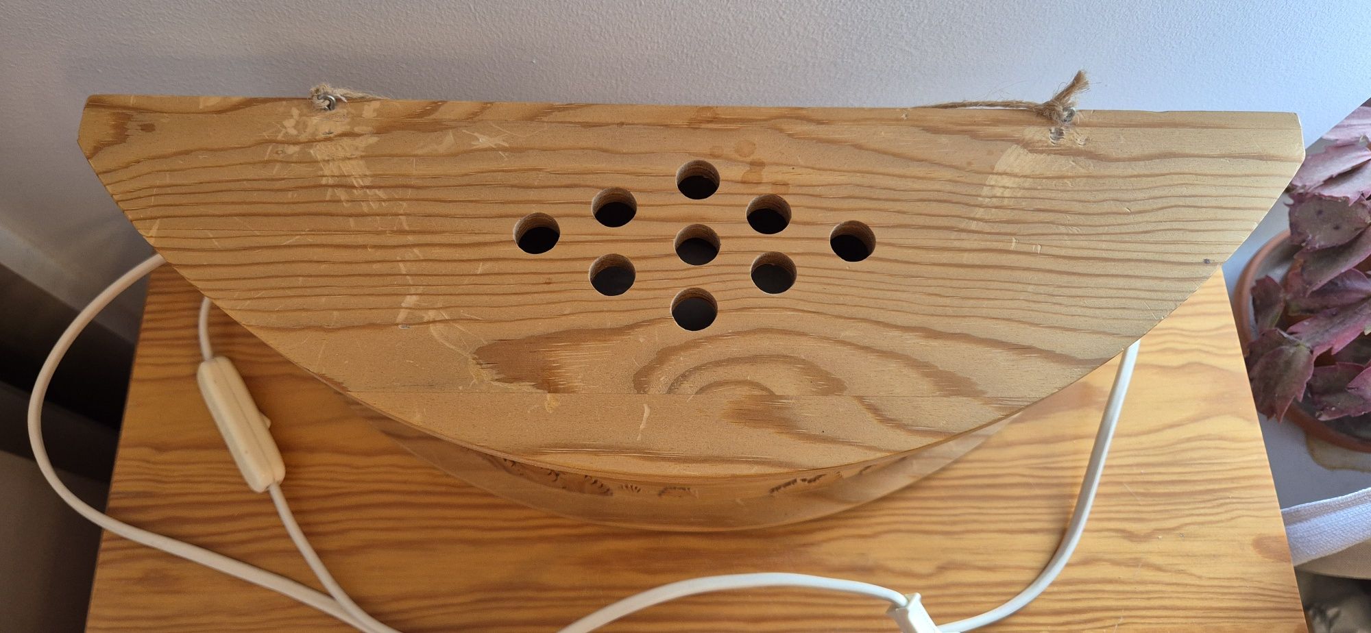 Lampa drewniana w skandynawskim stylu