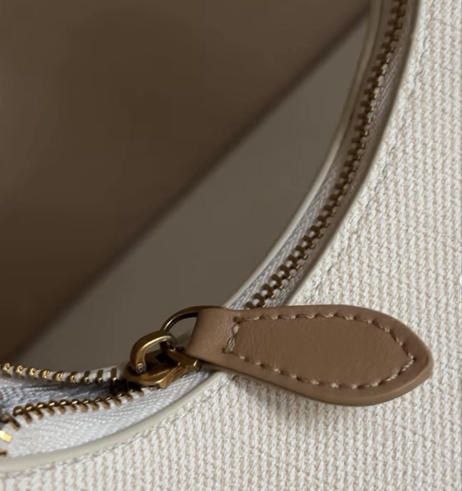 Сумка у стилі miu miu