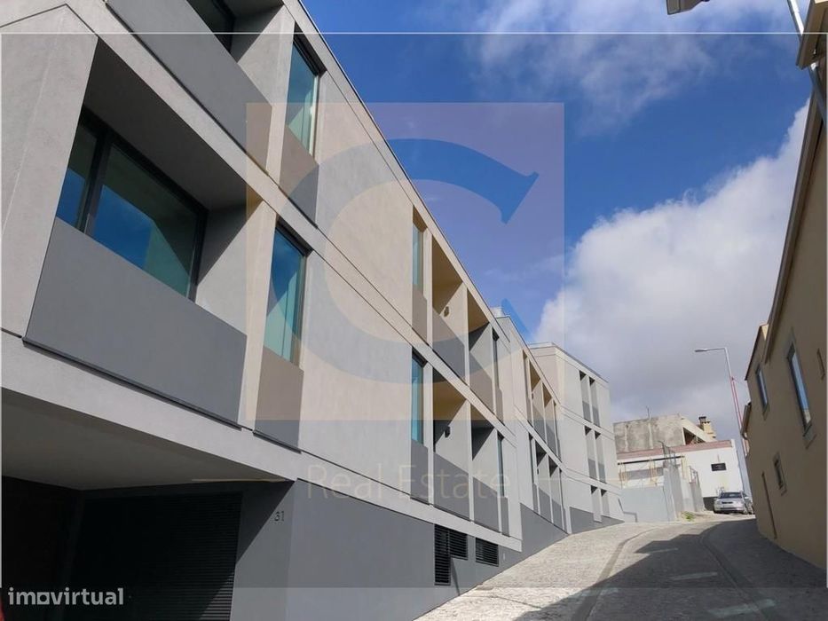 Cozinha Equipada - Localização Privilegiada - T1 C/ Varanda E Lugar De