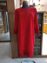 Sukienka czerwona z ozdobnymi dodatkami