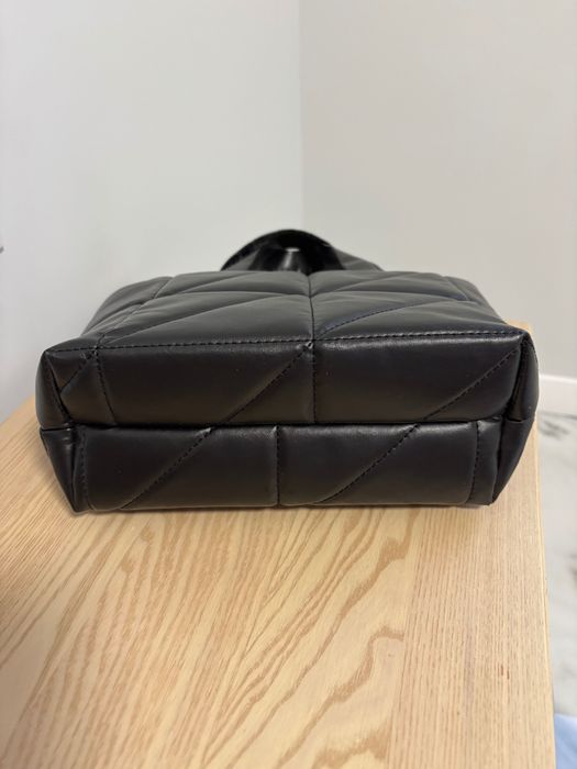 Сумка неймовірно міцна, матеріал не тріскається не стирається.