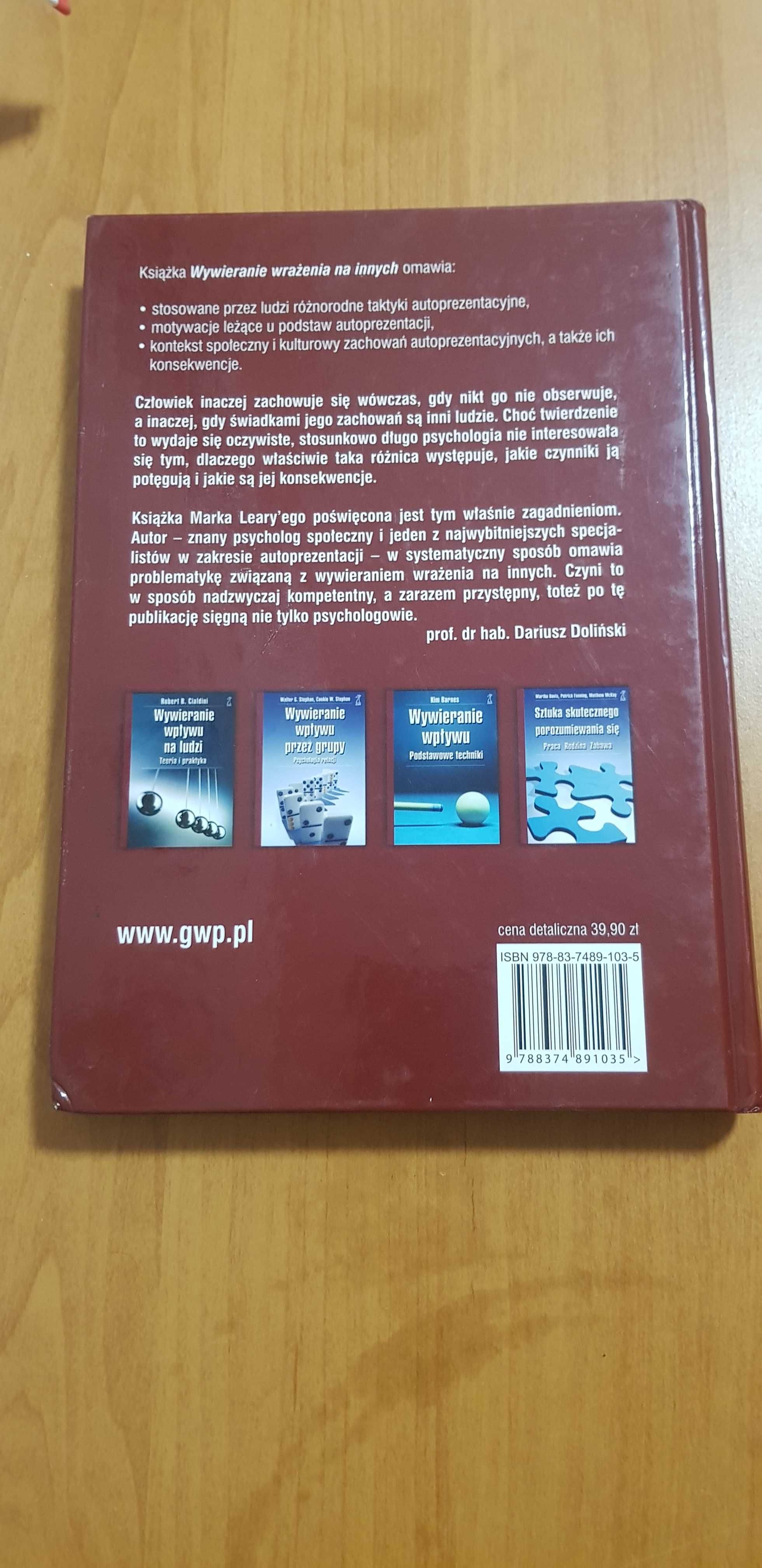Wywieranie wrażenia na innych. O sztuce autoprezentacji Mark Leary.