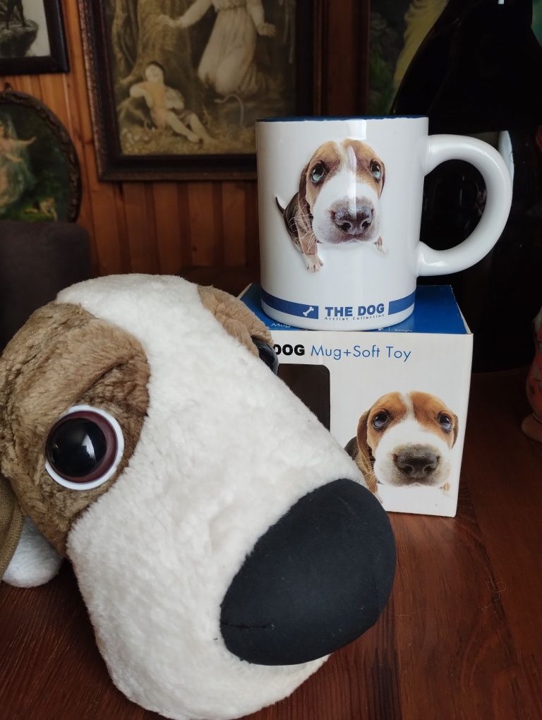 The dog kubek plus pies maskotka Beagle