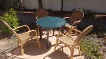 4 cadeiras e uma mesa para exterior / jardim