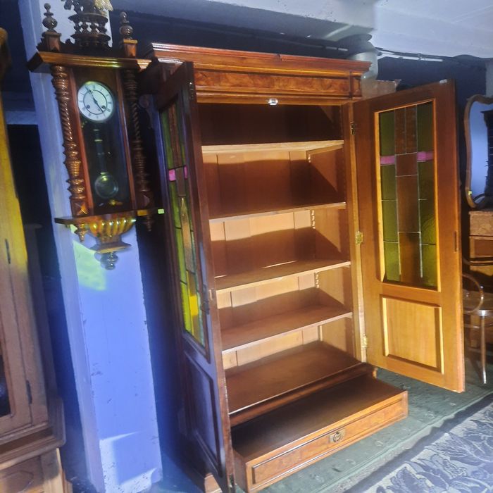 Stara piękna bieliżniarka dębowa w orzechu kolorowe szybki