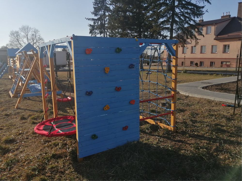 Malpi gaj scianka wspinaczkowa hustawki bocianie gniazdo siatka