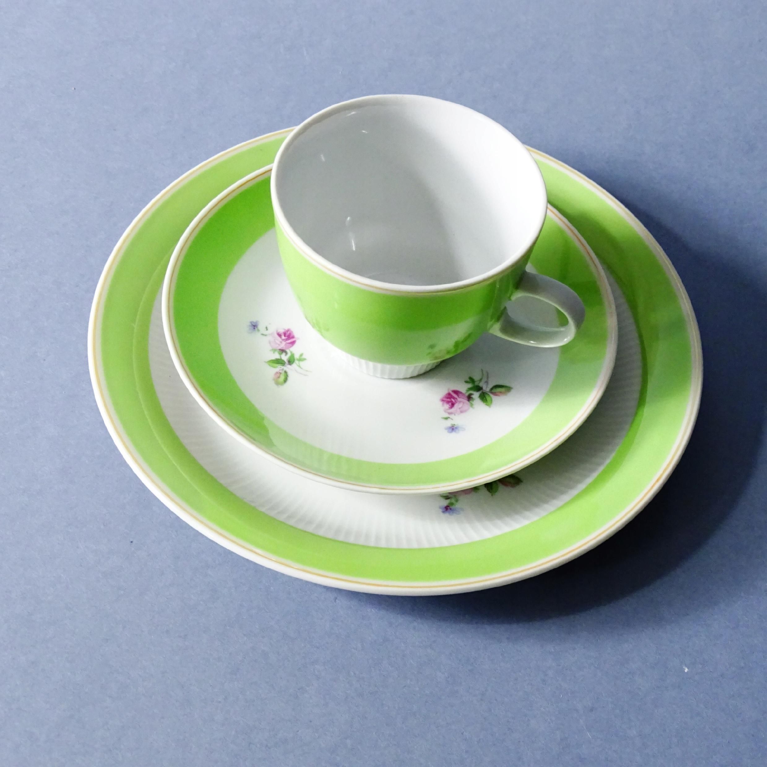 lata 60/70 zielona filiżanka porcelanowa zestaw śniadaniowy