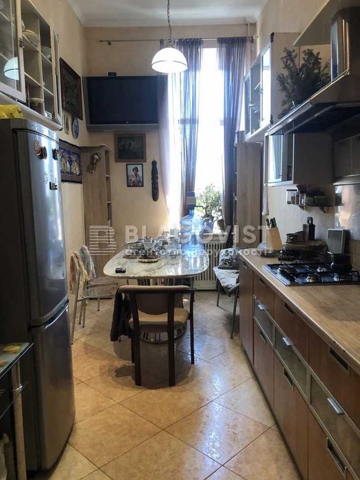 Продаж чудової 2к кв Центр Києва дореволюційний будинок Костельна 7