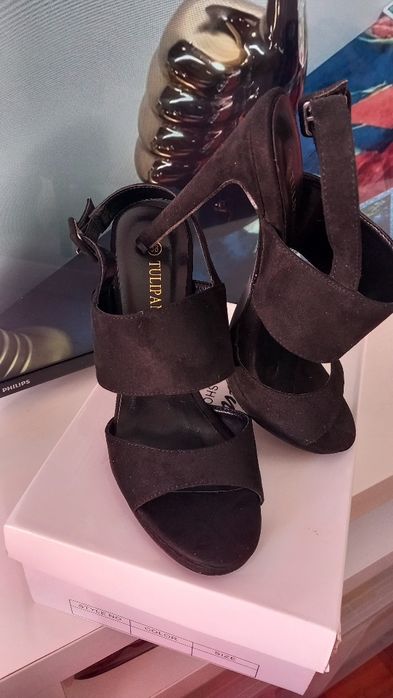 Sandalia alta em bom estado