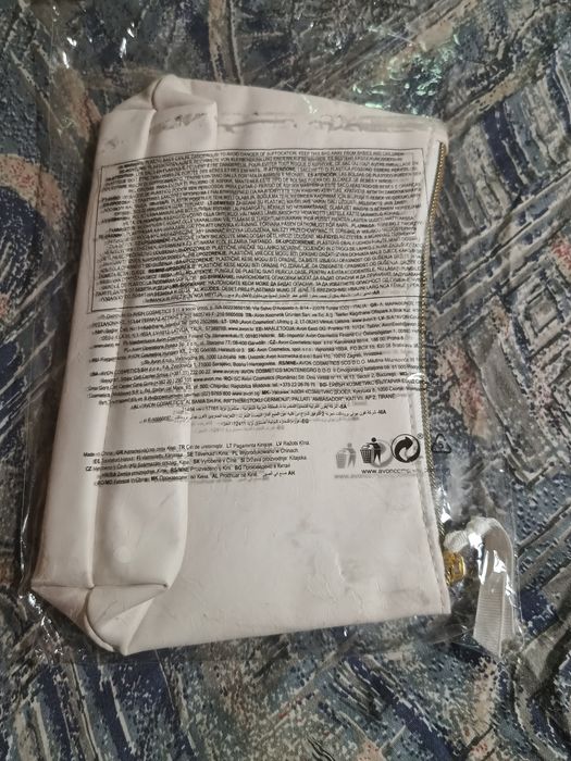 Biała kosmetyczka AVON