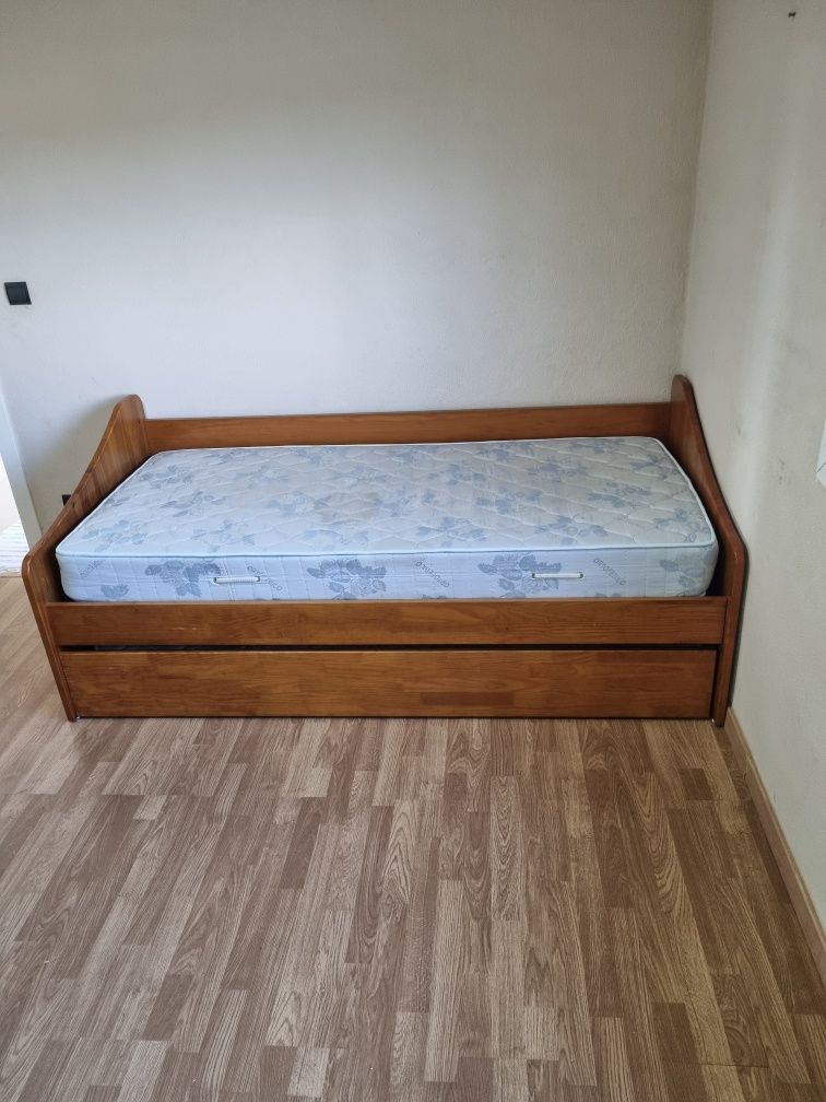 Cama dupla com colchões de oferta
