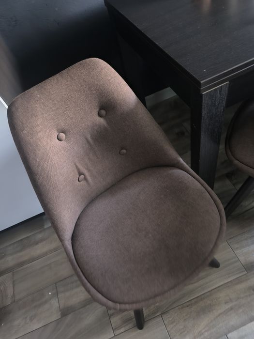 Stół i trzy krzesła