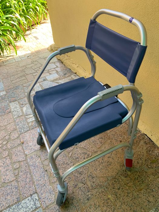 Cadeira sanitária de alumínio com rodas