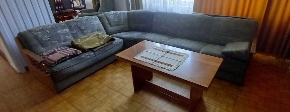 Duża kanapa 7-8 osobowa siedzisk, ciemnoziel + pokrowiec jasnoszary