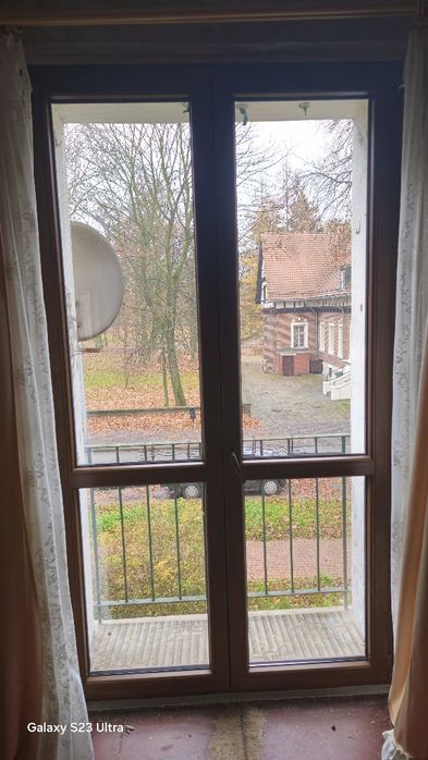 Drzwi balkonowe bez słupka plus dwa okna wyjęte w całości.