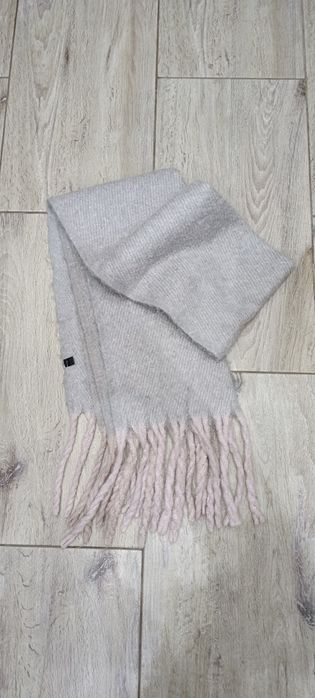 Gruby różowo-szary szalik