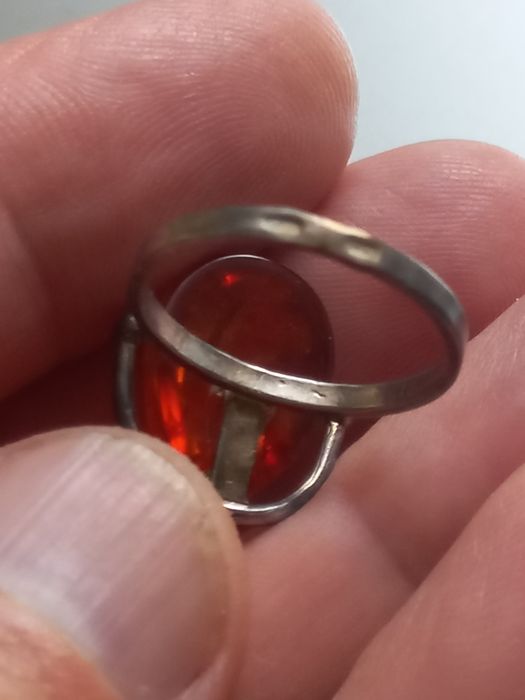 Srebrny pierścionek z bursztynem,  sygnowany srebro próby 0.925