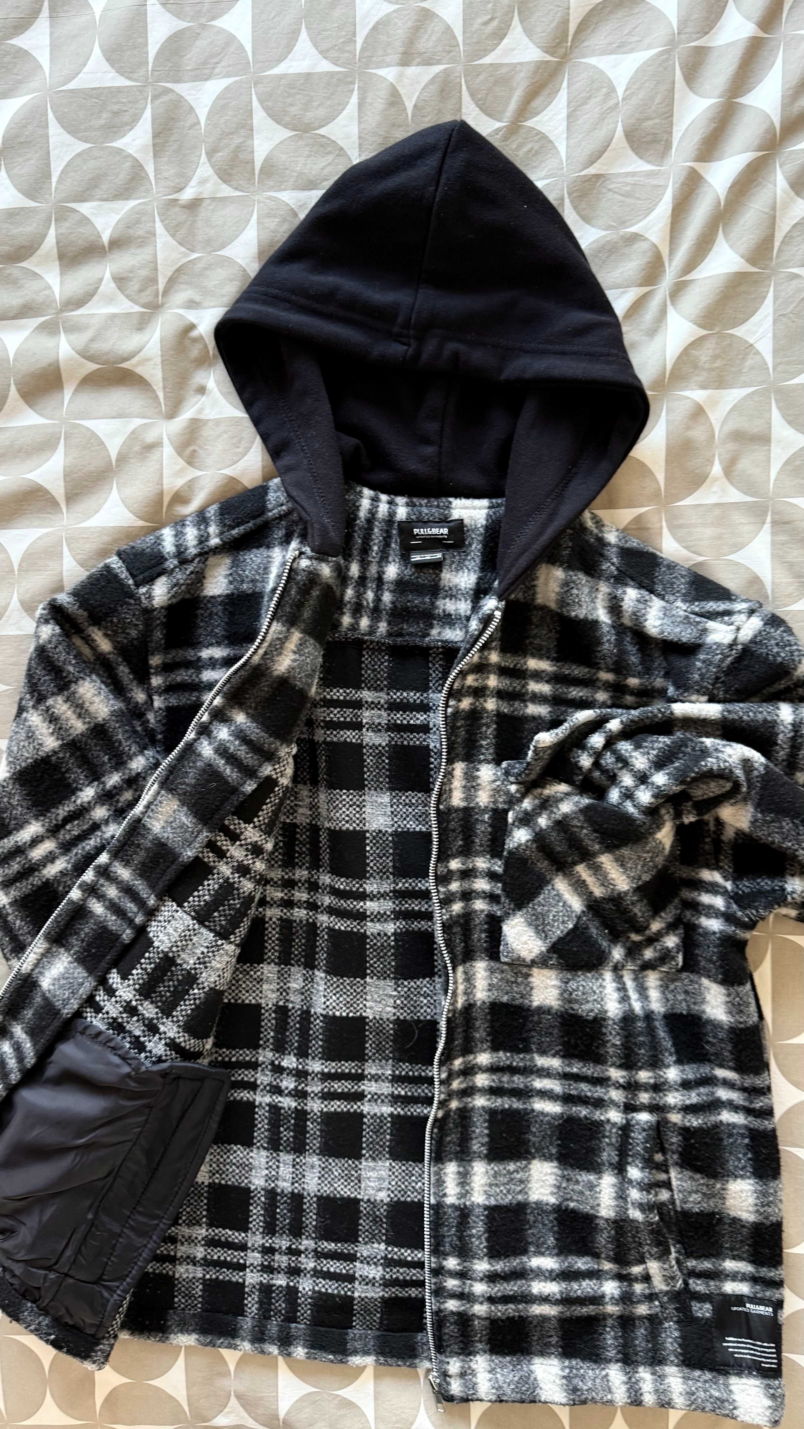 Casaco de Fecho com Capuz aos quadrados Preto e Branco