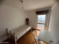 658053 - Quarto com cama de solteiro, com varanda, em apartamento...