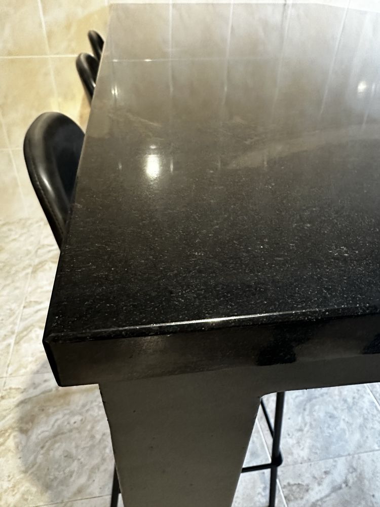 Mesa em marmore  verdadeiro  com 6 cadeiras altas